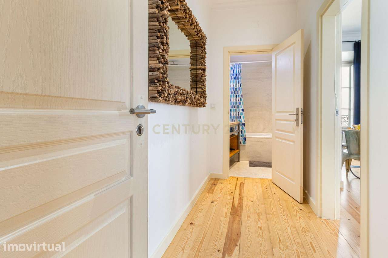 Oportunidade: Imóvel com 2 Apartamentos T1 renovados, mobilados, em ex - Grande imagem: 3/38