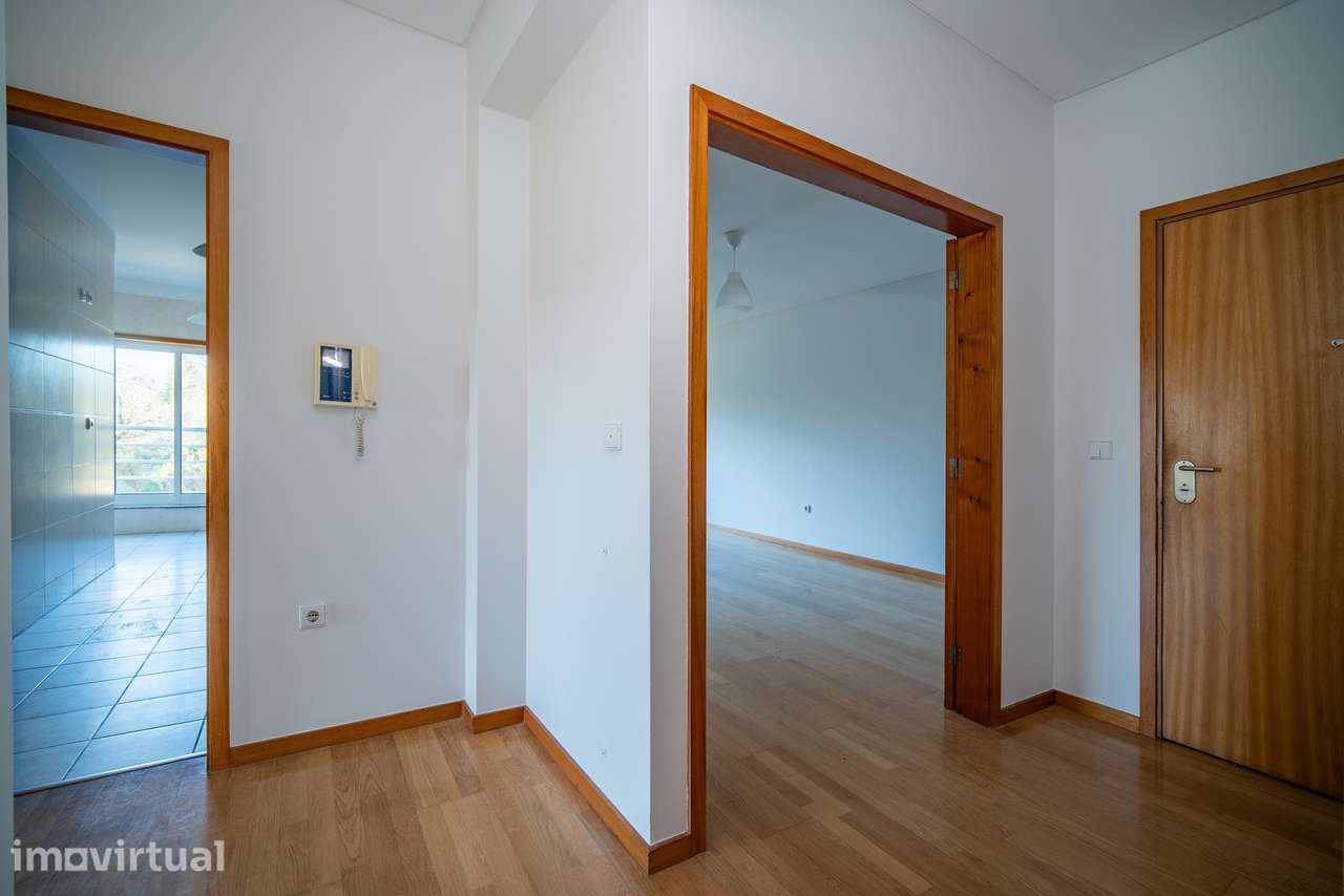 Apartamento T3 c/ garagem, inserido em condomínio c/ piscina - Grande imagem: 4/33