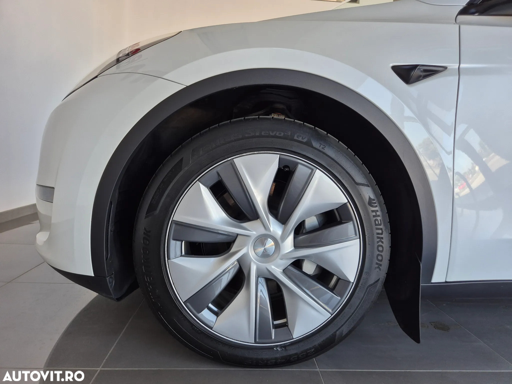 Tesla Model Y Long Range Dual Motor AWD - 22