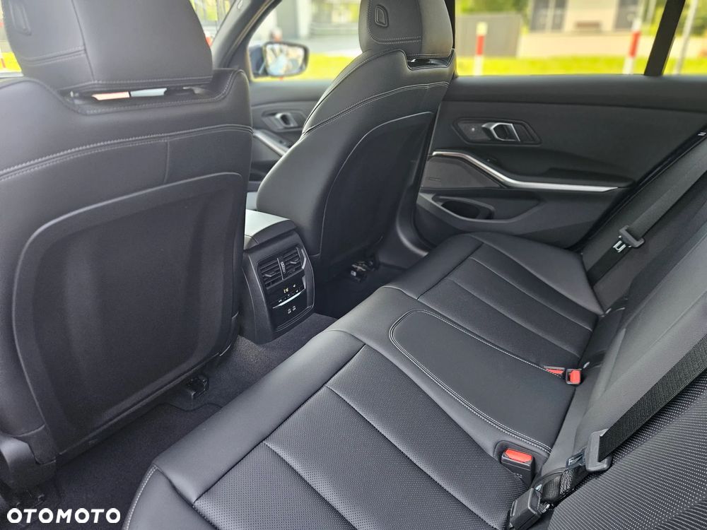 BMW Seria 3 320d xDrive mHEV M Sport sport - 32