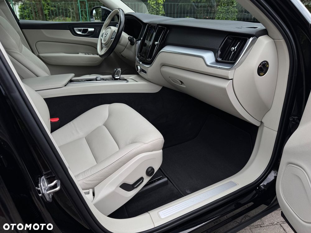 Volvo XC 60 B4 D AWD Geartronic Momentum Pro - 28