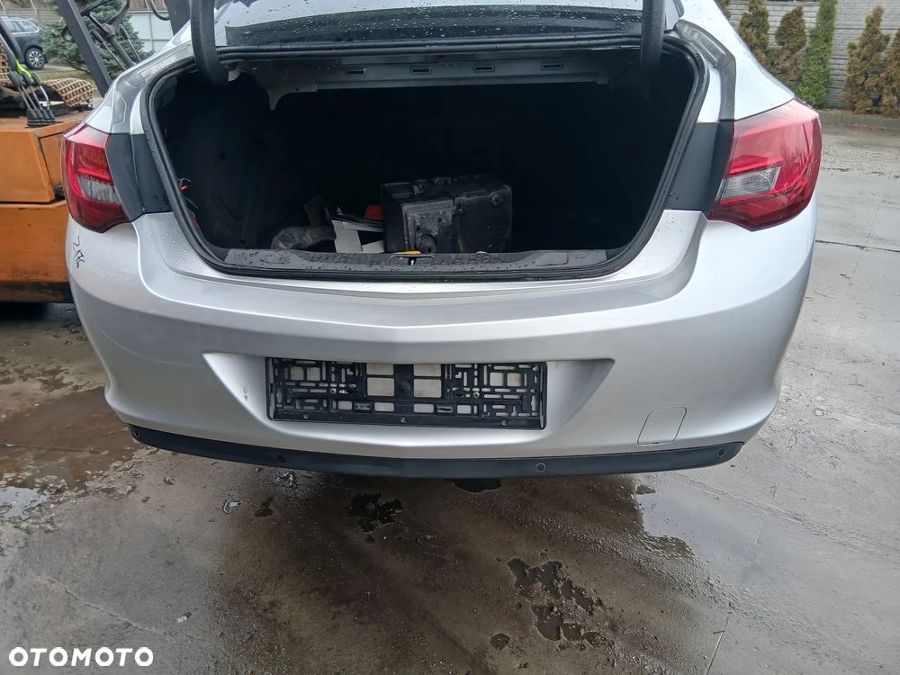Opel Astra J Sedan Zderzak Tył Tylny Kolor Z176 Srebrny - 1