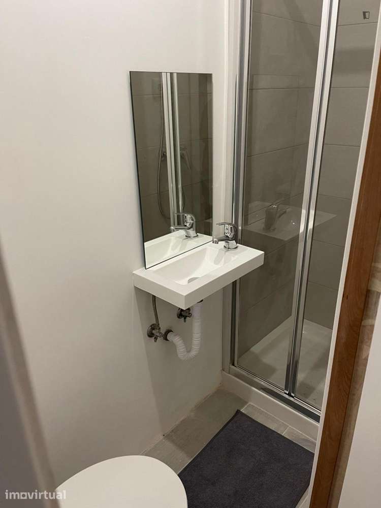 Quarto - localizado em Pedrouços Porto - Grande imagem: 2/7