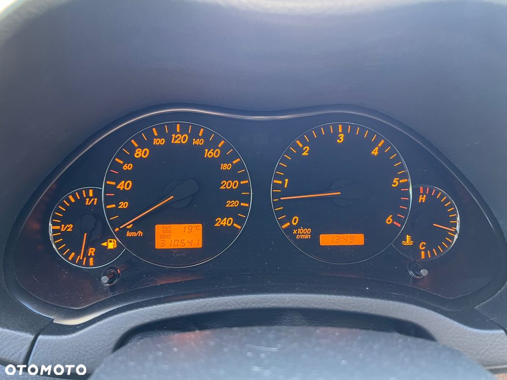 Toyota Avensis 2.2 D-4D X - 25