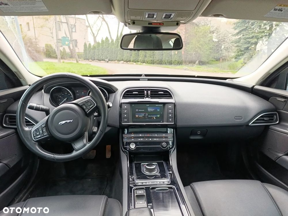 Jaguar XE 2.0 T Prestige - 8