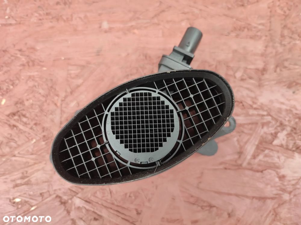 BMW E46 / E53 / E60 / E60 LCI / E61 / E61 LCI / E65 / E66 / E70 / E71 / E83 / E83 LCI / E87 / E90 / E90 LCI / E91 / E91 LCI / E92 / E93. ORYGINALNY PRZEPŁYWOMIERZ POWIETRZA DO SILNIKÓW M47D20N / M57D30. O NR: 7 788 744 OEM. SPRAWNA W 100%. - 4