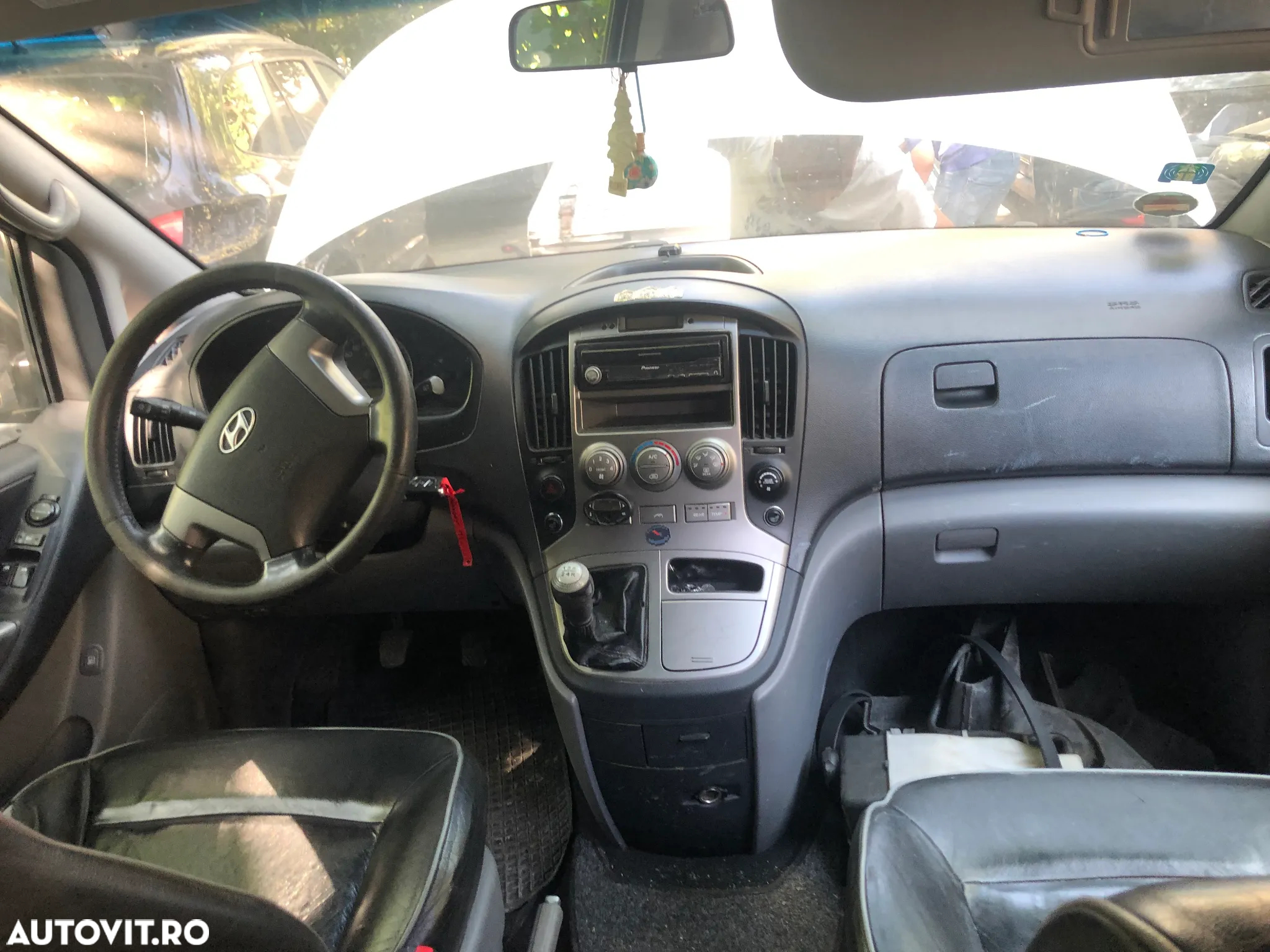 Dezmembrez Hyundai H1 alb 2011 diesel - 5