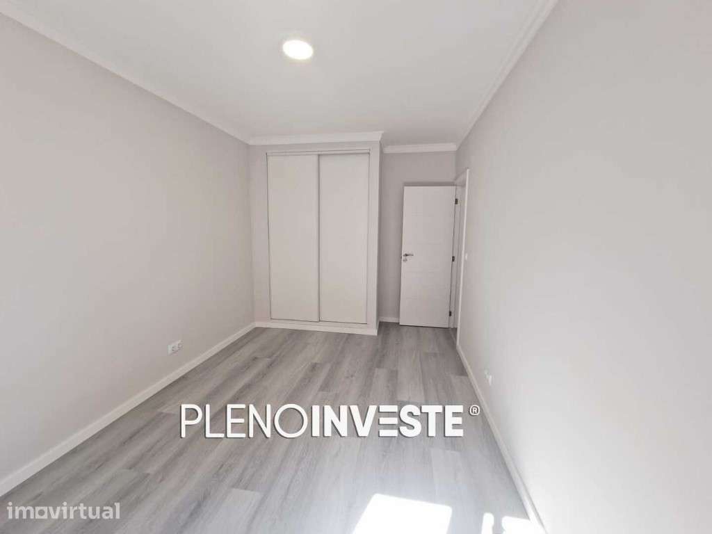 Excelente T2 Totalmente Remodelado em Corroios com Arrecadação e El... - Grande imagem: 5/17