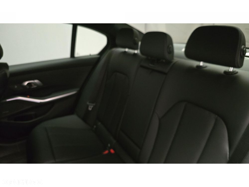 BMW Seria 3 320d xDrive mHEV sport - 23