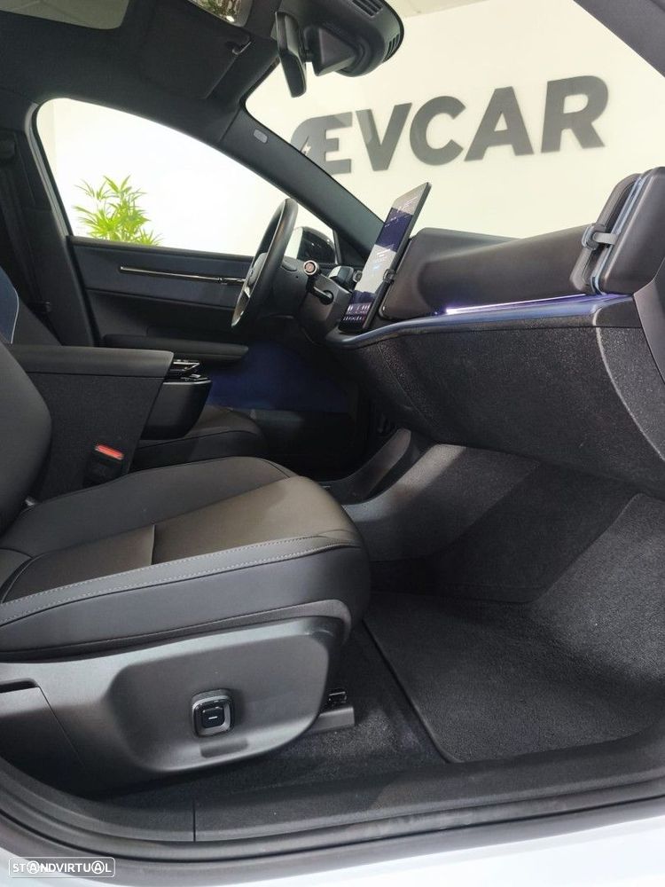 Volvo EX30 Single Motor Extended Range RWD Ultra - 13