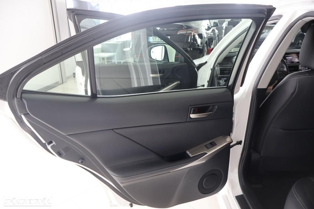Lexus IS 300H - 15