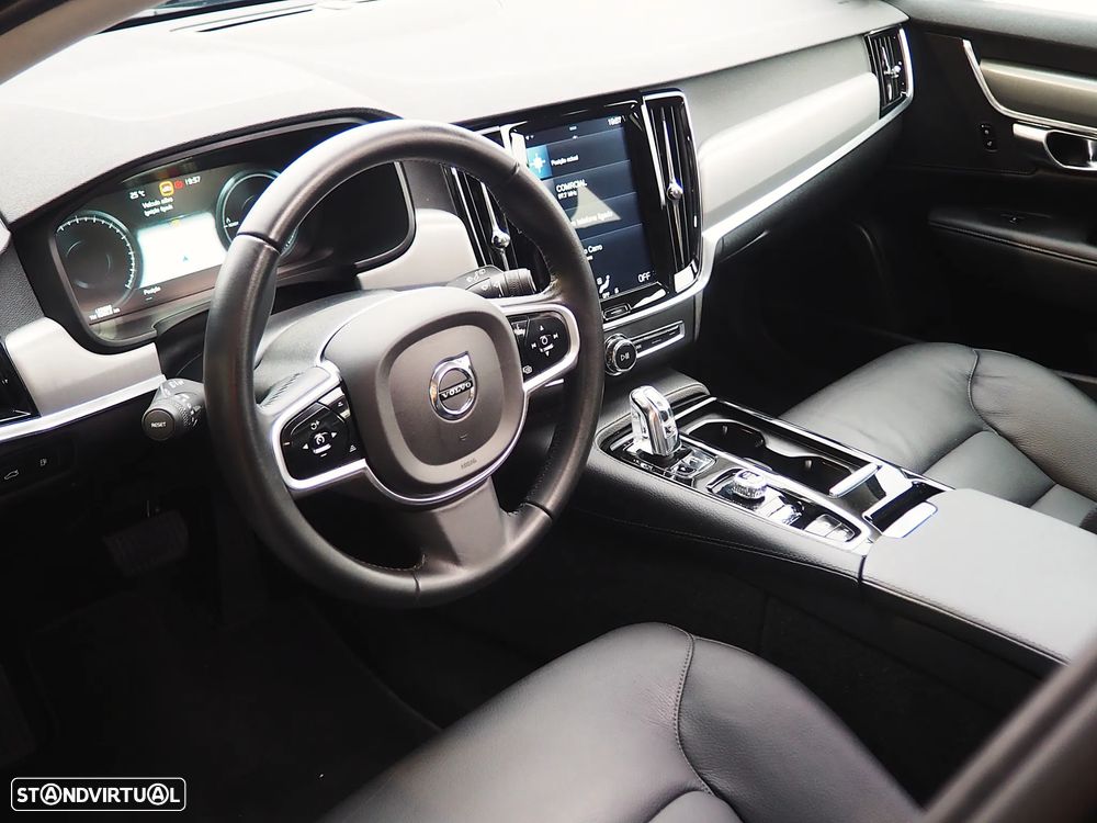 Volvo V90 2.0 T8 Momentum Plus AWD Geartronic - 20