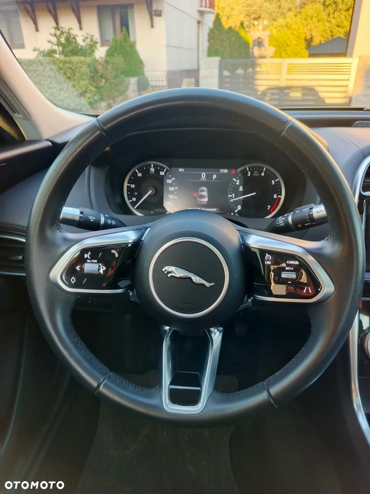 Jaguar XE 2.0 P250 S - 9