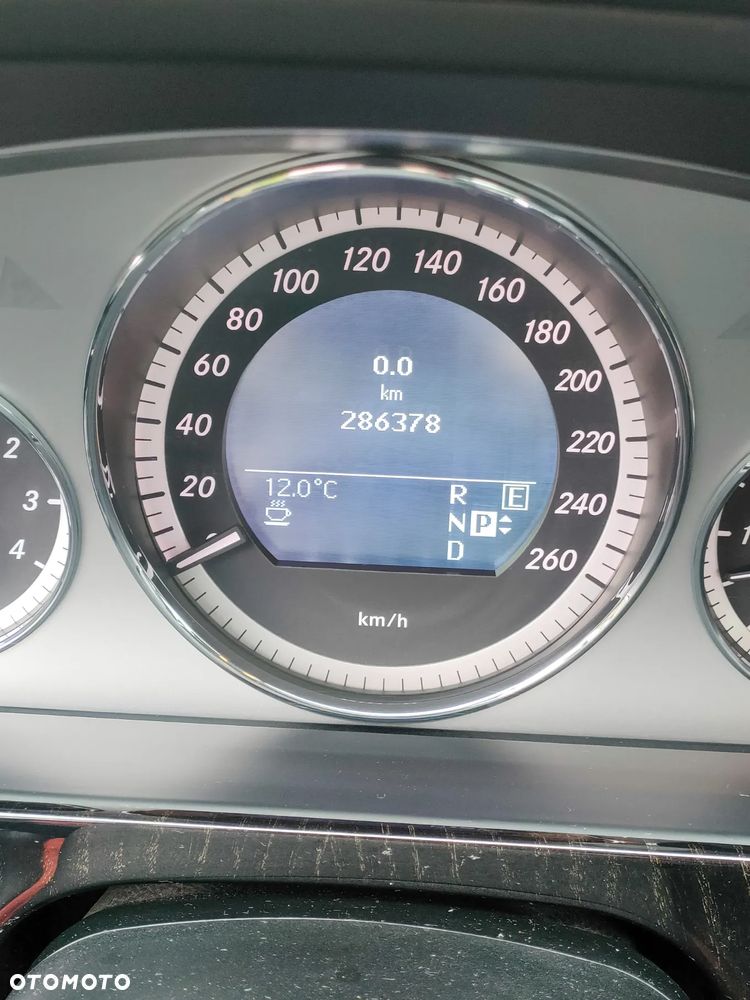 Mercedes-Benz Klasa E 300 CDI DPF BlueEFFICIENCY 7G-TRONIC Avantgarde - 6