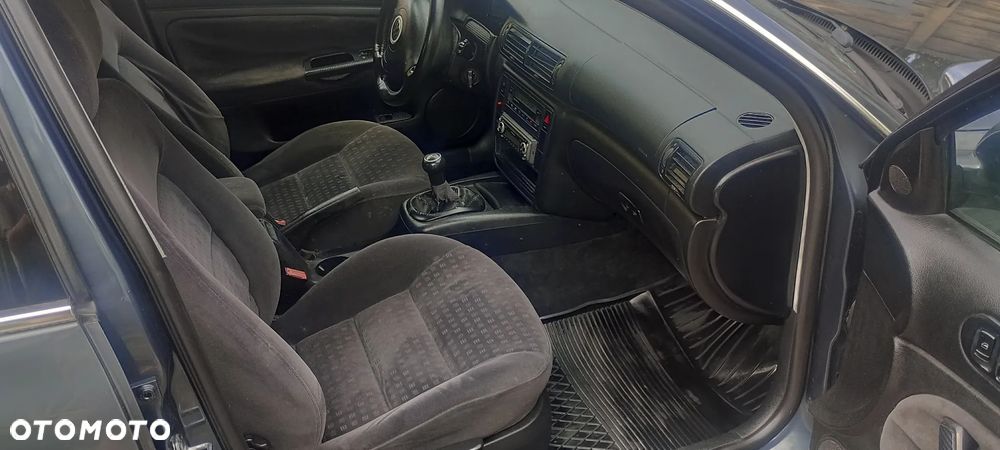Volkswagen Passat 1.9 TDI Comfortline - 8