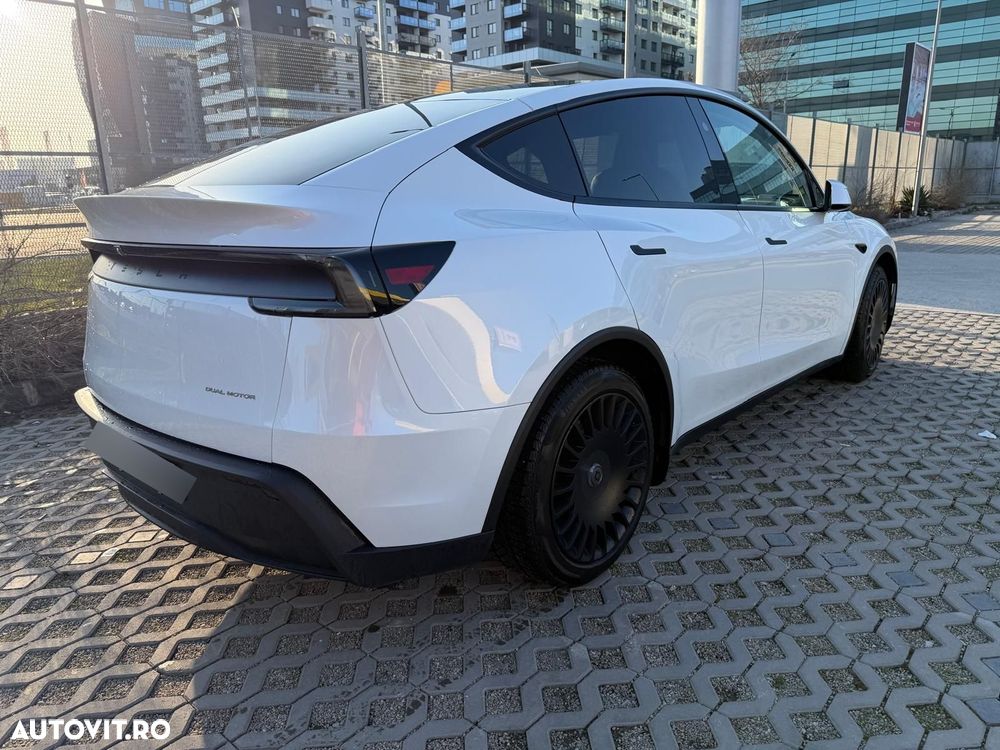 Tesla Model Y - 3