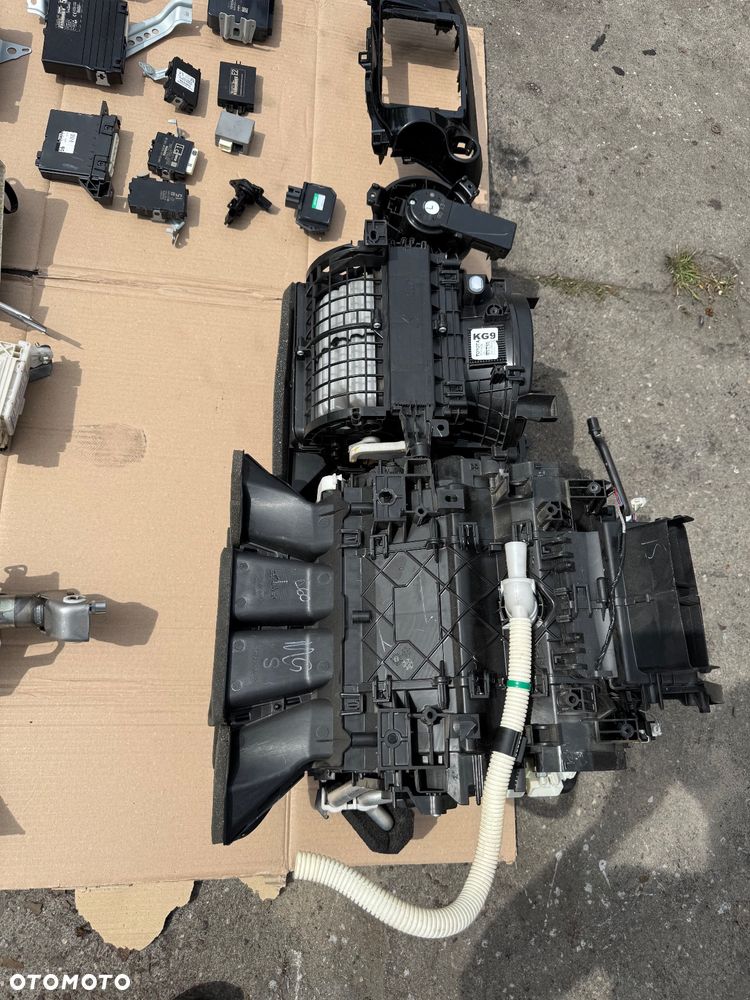 TOYOTA HILUX  a 8 VIII  LIFT CZĘŚCI kierownica z tempomatem wszystkie   2015- Radio    1300zl / 86140-OK620 138000-6050H101 BQ800962 FT0078A 10R-04  Moduł nawigacj 400zl / QNG-BE2808  6434C-BE2808  TA-2014 202-SMB033   Sterownik moduł napędu 300zl  89533-71092 363811-12720   Moduł kamera radar asystent 300zl  MFC430TA 8646C-OKO20   62A669-000 89990-0K081  -300zł   88650-0K560 MA277400-6930  -200zł   Sensor radar distronic acc 1400zl  88210-OKO50  Moduł zamka centralnego 150zl  89740-OKO40 61B921-000  MODUL STEROWNIK START STOP -400zl  8926A-OKO10 219002-3230   89784-F4020 200zl  POMBA ABS  700zl  116040-48230 89541-71810  MODUŁ STOP AND START 600zl  89260-0K062 219001-4640   STEROWNIK MODUL WTRYSKU ENGINE CONTROL 3400 zł   89666-0KW12 SZ276100-5300   MODUŁ POZIOMOWANIA REFLEKTORÓW 200zł  89960-71050 35600-70567 88QkX375957   Gateway 250zl  89100-71010 5012-9894   Przepływomierz 2.4 -100zl 22204-30030 197500-0030   081-0H86 -200zl   Wentylator 400 184721 B453771   Rezystor wentylatora silnika dmuchawy 350  499300-2250    89960-71050 35600-70567  88QKX375957    Obudowa panel ramka radia 200zl 55420-kk140  Moduł bezpieczników skrzynka zestaw startowy zestaw do odpalenia hilux 8 2.4  89221-0K011 82730-OK520   Licznik zegary 83800-FD290-B 800  Przełącznik zespolony taśma zwijak manetka 1117732 -800zl   Przelacznik napędów reduktora M57265 -150zl   sensor air bag 89170-0K841 RA 231000-8551 -1000zl   Zestaw konsola pasy deska rozdzielcza toyota hilux 8 oryginalna 3300zl   Moduł przekaźnik świec żarowych 28551-0E010 150zl   panel klimatyzacji 400 zł 55900-0KB10 6440888a  oslona konsoli 200zl  55407-kk071 55414-kk04   Lewarek zmiany biegów automat 350zł  A004 16AUG18   Pedal hamulca 150zł   ramiona wycieraczek mechanizm wycieraczek 350zl 85110-0K171 AE159300-7070  Nagrzwnica 700zl  87010-0KG90  Lewarek 200 zł   kurtyny prawa lewa L9XN8251623 1L0V62718Q3H  TG11E01001  00589-P1-000194  1500sztuka   55303-KK040 stelaz konsoli 300   55607-kk020 osłona pod konsole 50 zł   55642-KK020 66995-KK020 55618-kk040 66995 -Kk040 55618-KK060 -100zl   Instalacja elektryczna skrzynka bezpieczników cena do dogadania   82169-kk020  82143-KK670 82199-KK561 82138-KK081 82121-KKK51-A  82171-KK141  Ab 111-59ibw2-r 7432472-ab   SZYBKA WYSYŁKA PARAGON FAKTURA MOŻLIWOŚĆ DOSTAWY W TEN SAM DZIEN U CIEBIE POSIADAMY WIELE CZĘŚCI DO TEGO MODELU  I - 13