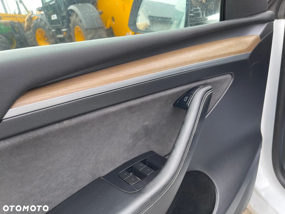 Tesla Model Y Long Range Dual Motor AWD - 19
