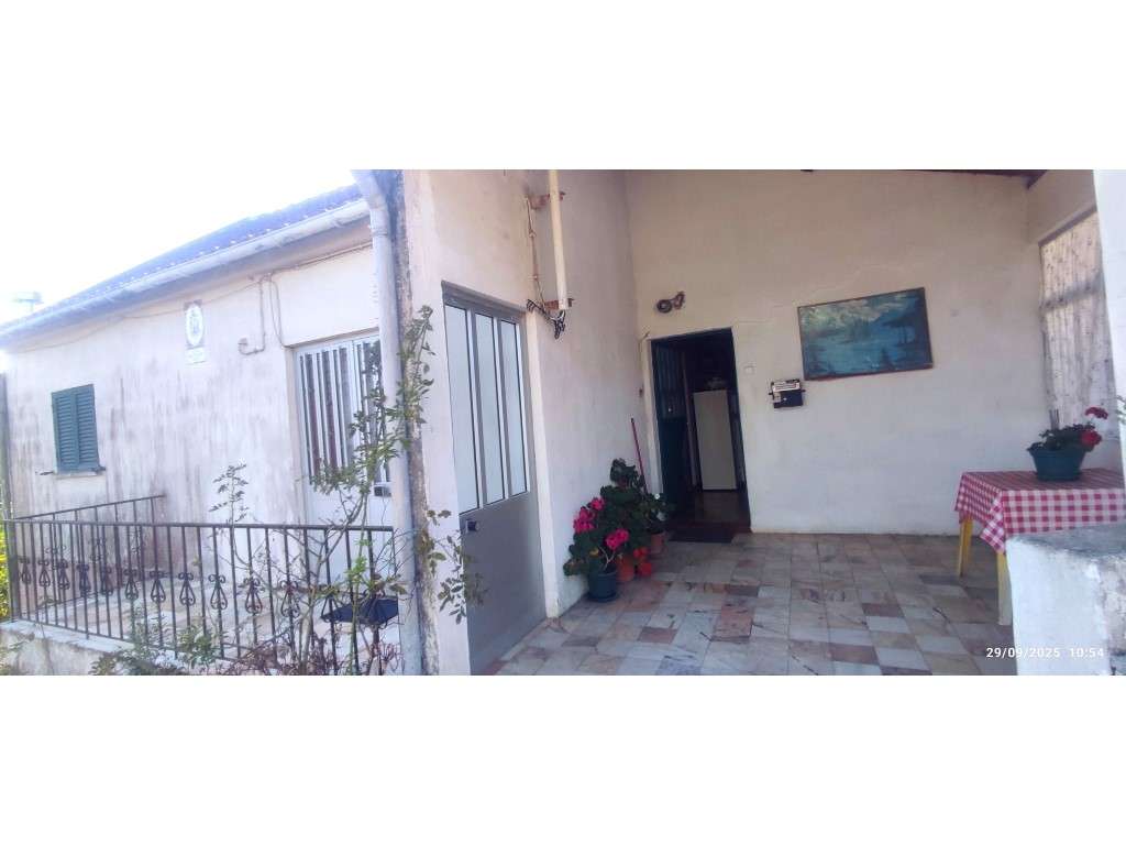 Moradia, anexos e terreno com furo , a poucos minutos da cidade de ... - Grande imagem: 2/31