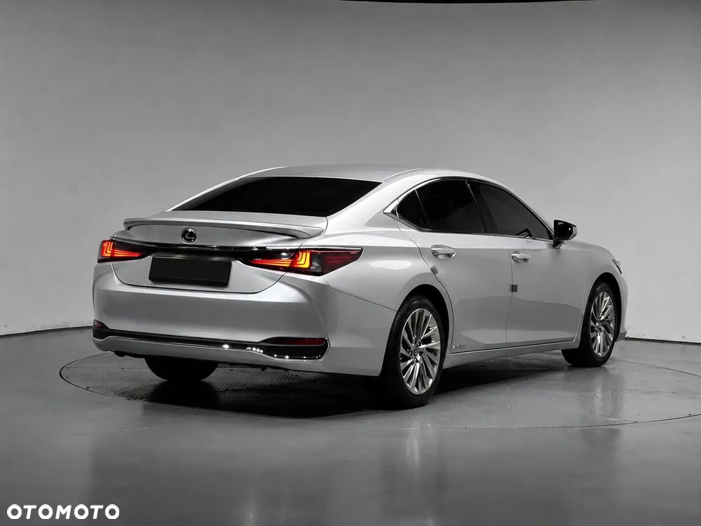 Lexus ES 300h Omotenashi - 3