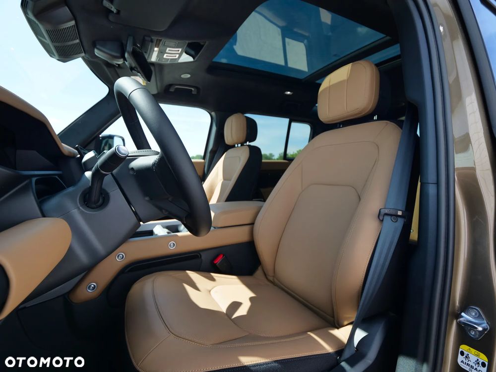 Land Rover Defender - 24
