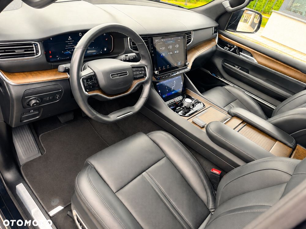 Jeep Grand Wagoneer - 20