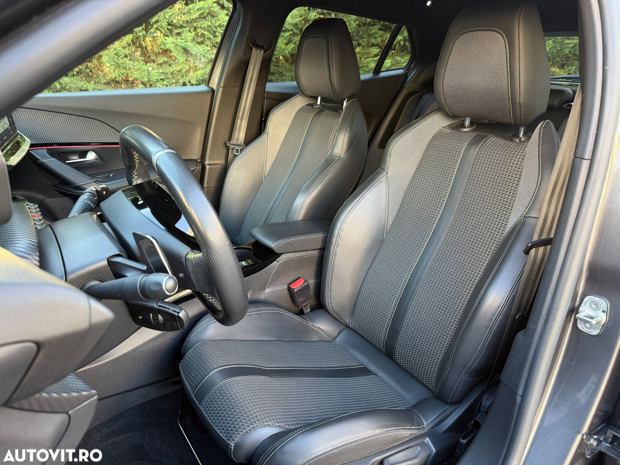 Peugeot 2008 PureTech 130 EAT8 GT - 4
