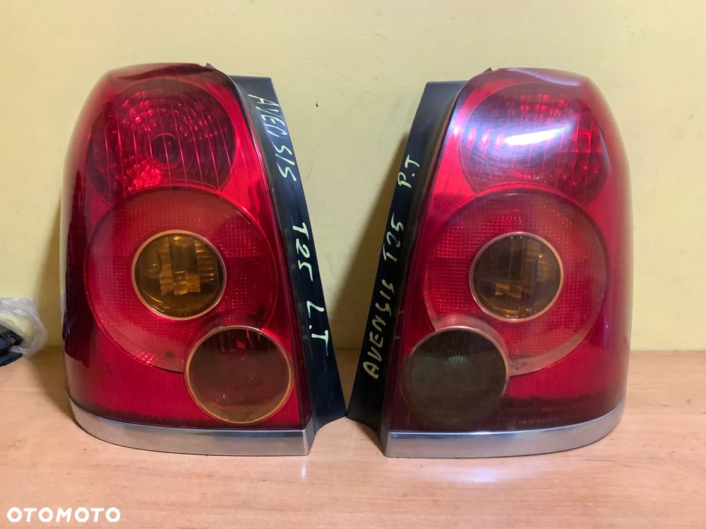 TOYOTA AVENSIS T25 LAMPA PRAWA LEWA TYLNA