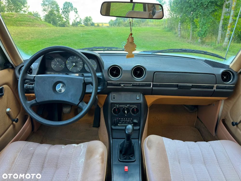 Mercedes-Benz W123 - 24