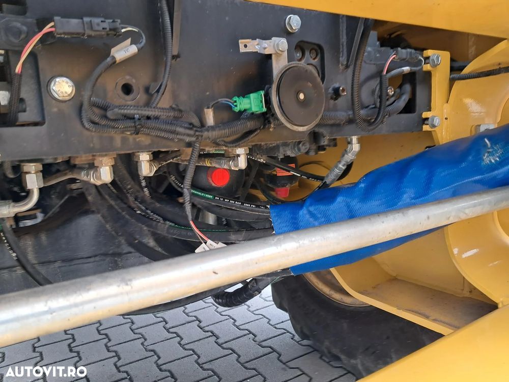 Komatsu wb93r-8 4x4 cupa multifunctionala 4 cupe brat telescopic - 11