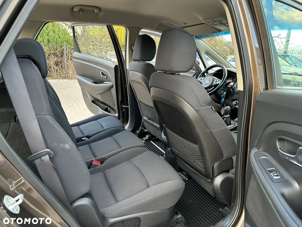 Kia Carens - 22