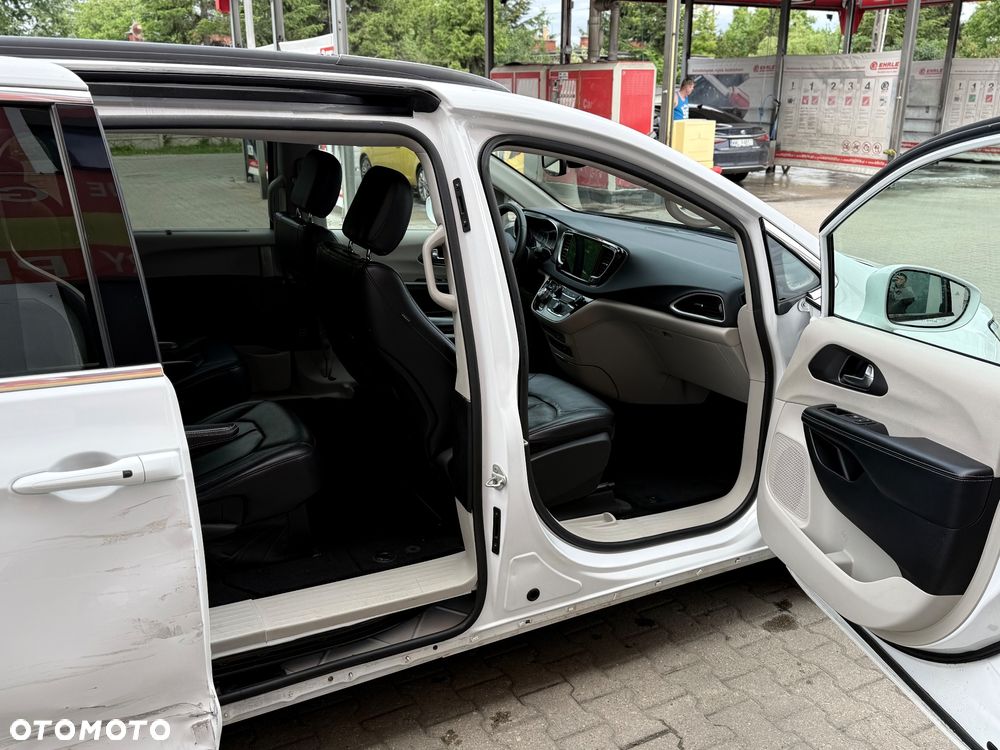 Chrysler Pacifica - 8