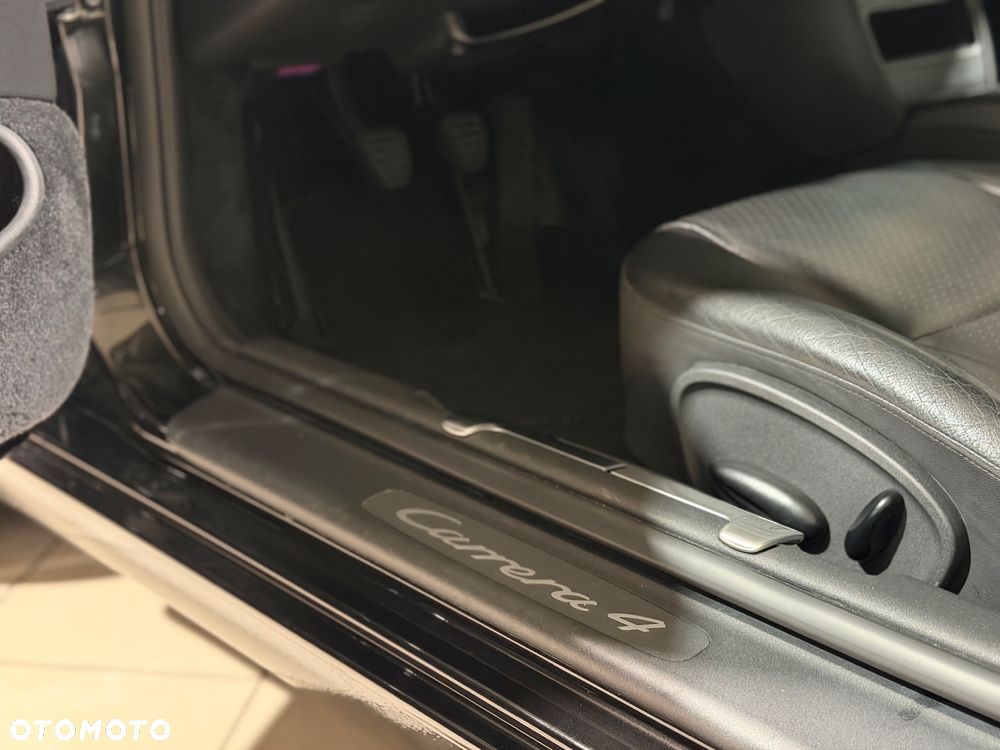 Porsche 911 Carrera 4 - 19