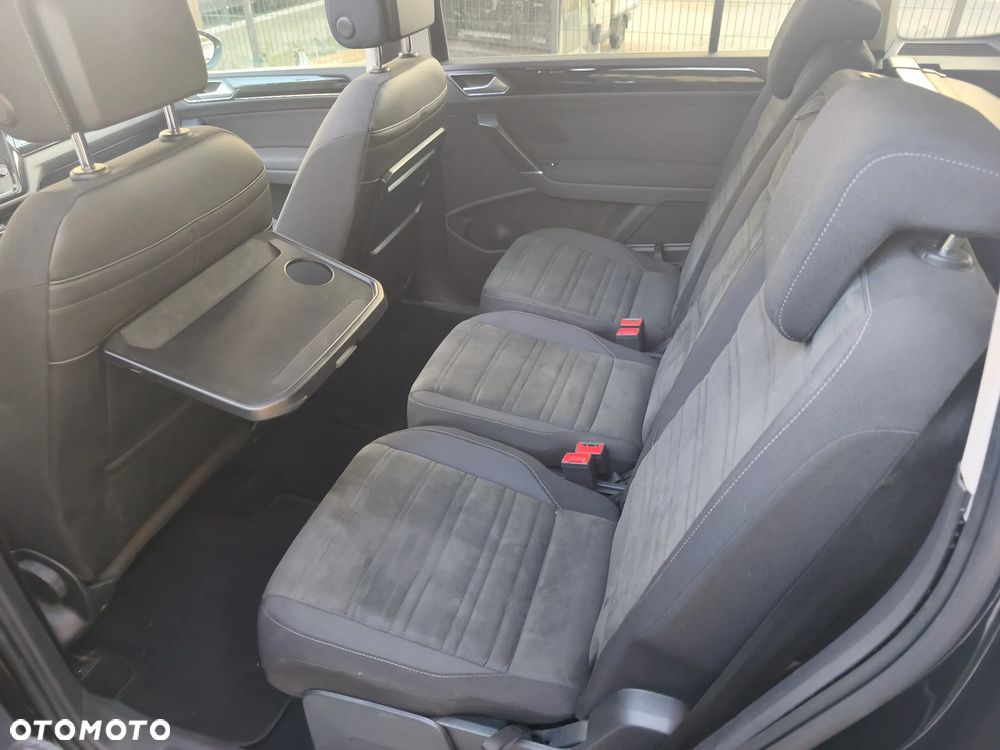 Volkswagen Touran - 12