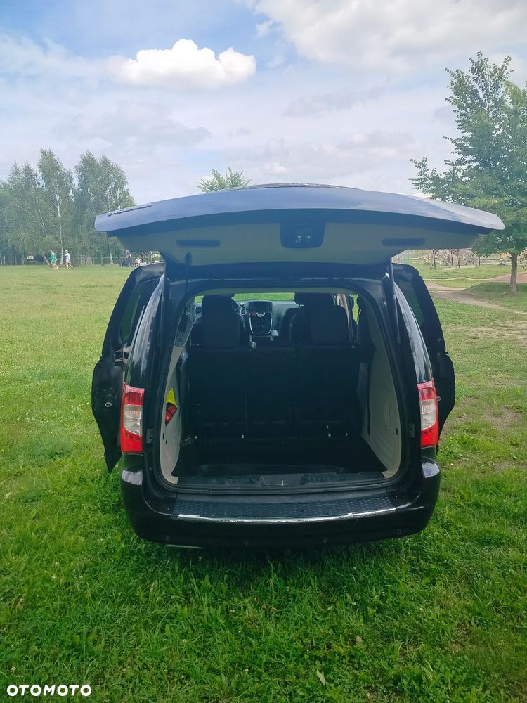 Chrysler Town & Country - 13