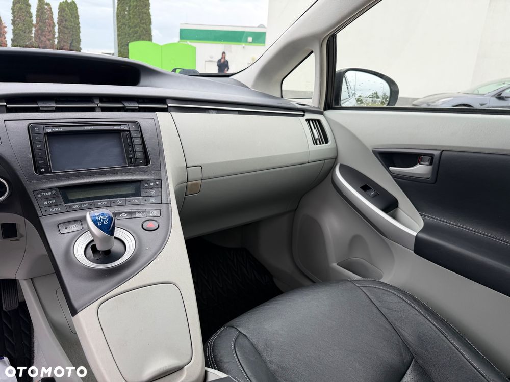 Toyota Prius 1.8 HSD Prestige - 11
