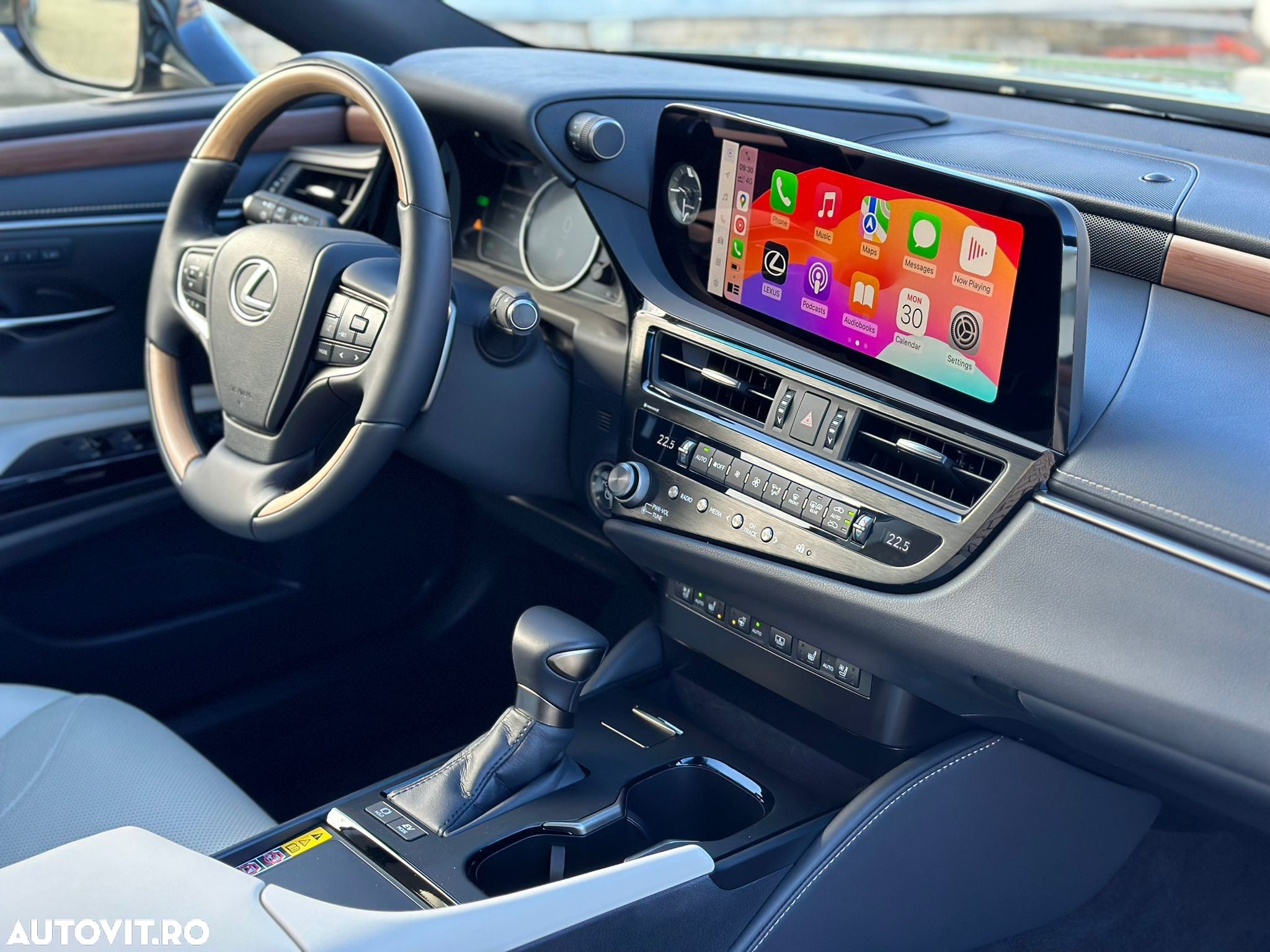 Lexus Seria ES 300h 2.5 TNGA HV 25H- 4X2 CVT Executive - 9