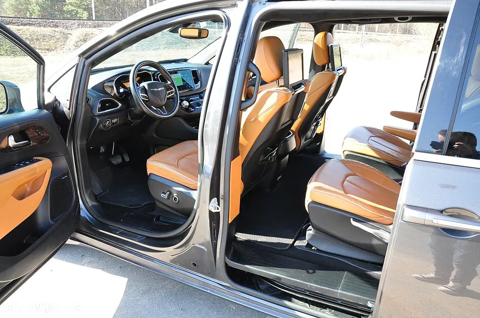 Chrysler Pacifica - 26