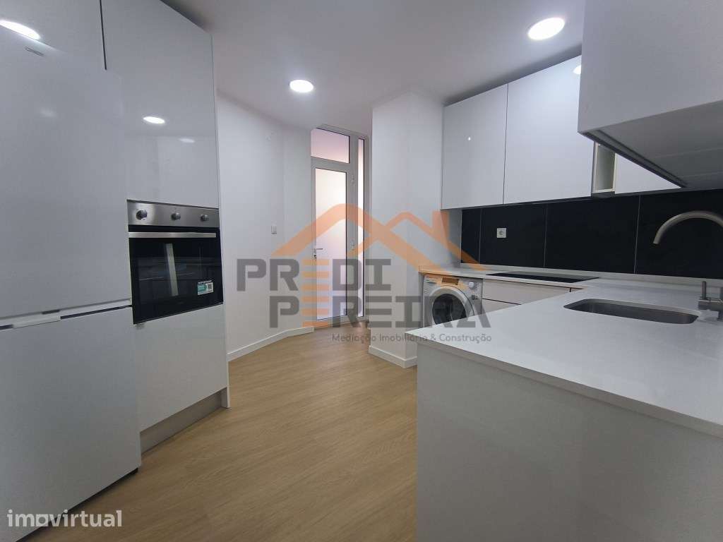 T2 em fase de remodelação, com varanda, situado na Falagueira, Amad... - Grande imagem: 2/23