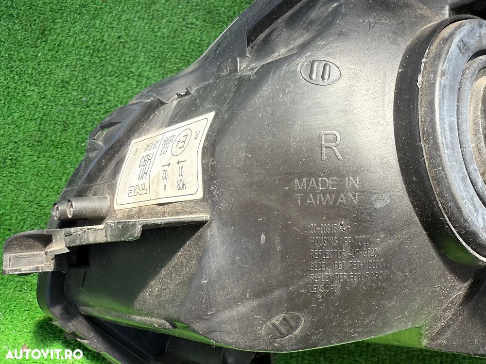 FAR UK DREAPTA TOYOTA PRIUS 2012 HYBRID 1.8 BENZINA COD OEM 8113047500 2009-2015 - 7