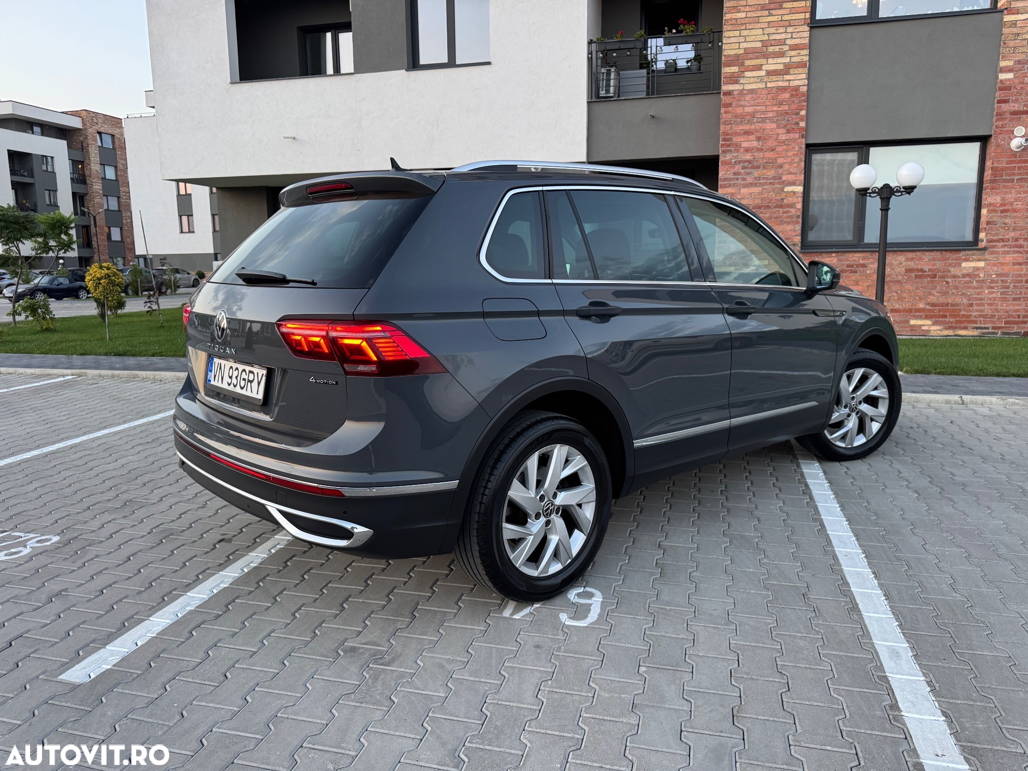 Volkswagen Tiguan 2.0 TDI SCR 4MOTION DSG Elegance - 4