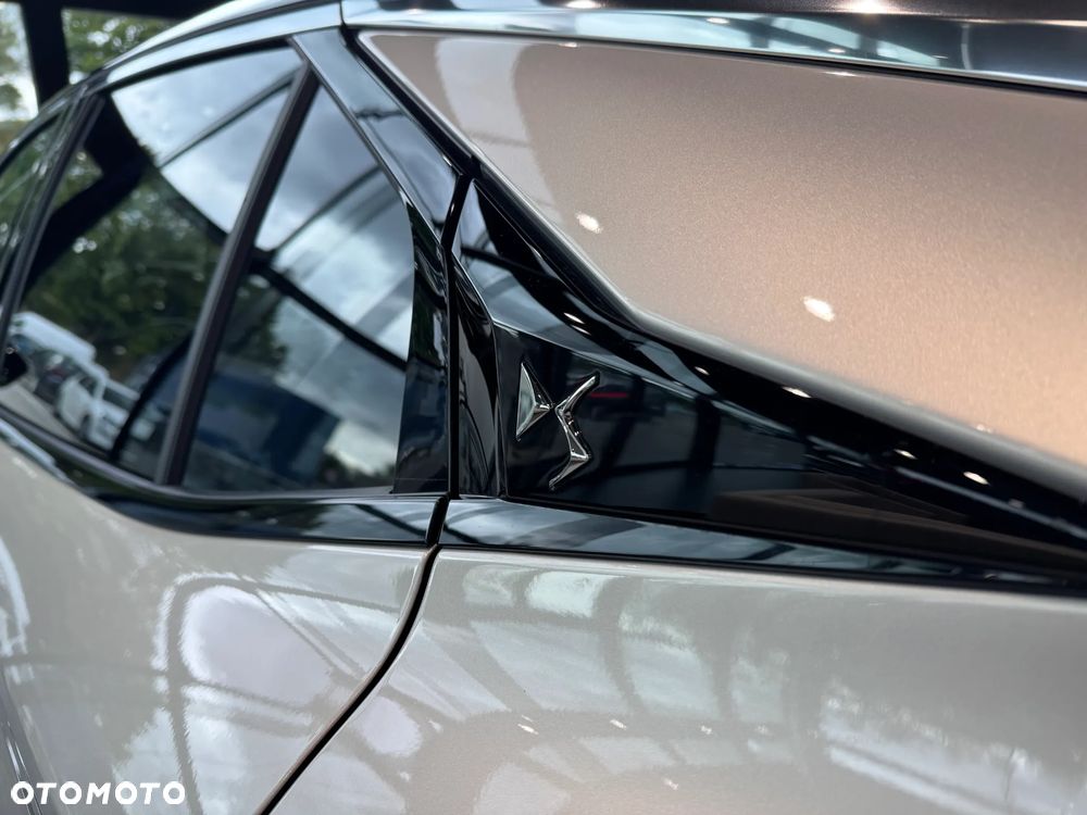 DS Automobiles N°4 1.2 mHEV Étoile Alcantara eDCS6 - 16
