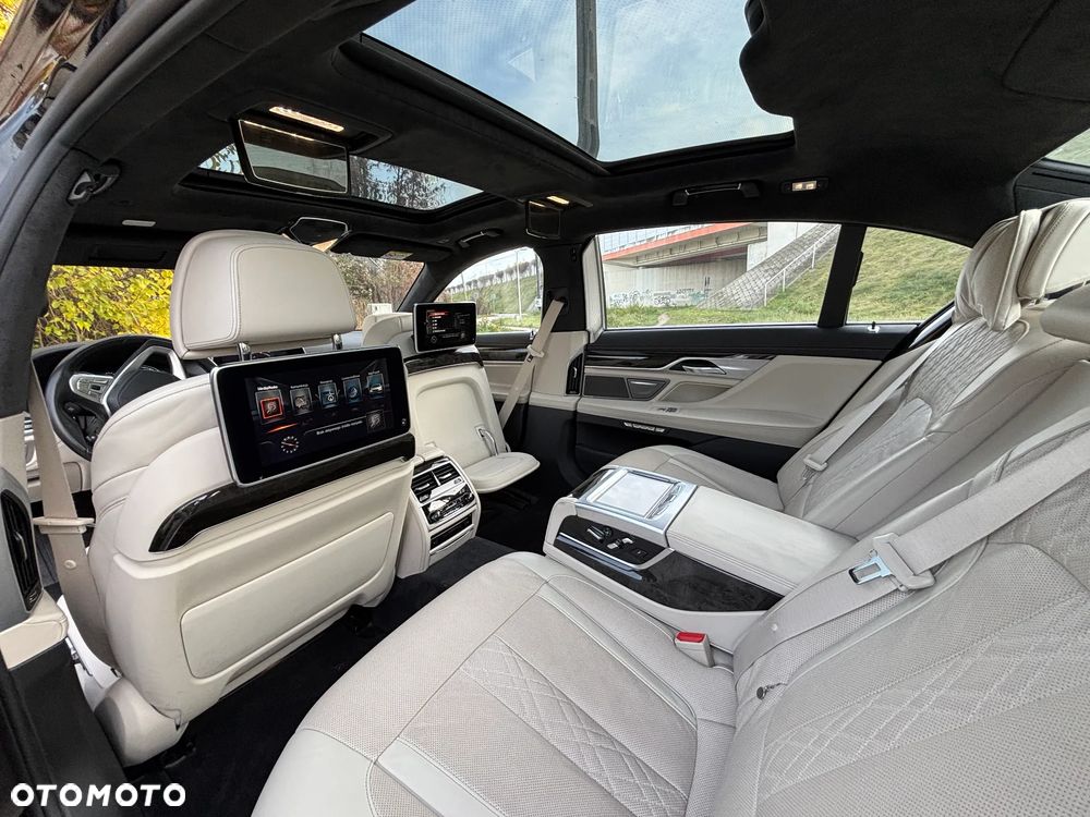 BMW Seria 7 750Li xDrive - 25