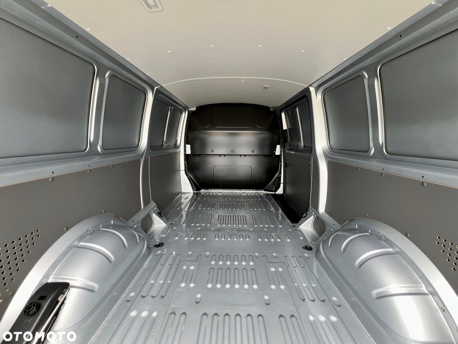 Volkswagen Transporter Transporter 6.1 Furgon silnik: 2,0 l TDI SCR 110 kW / skrzynia biegów: 6-biegowa manualna rozstaw osi: 3400 mm - 13