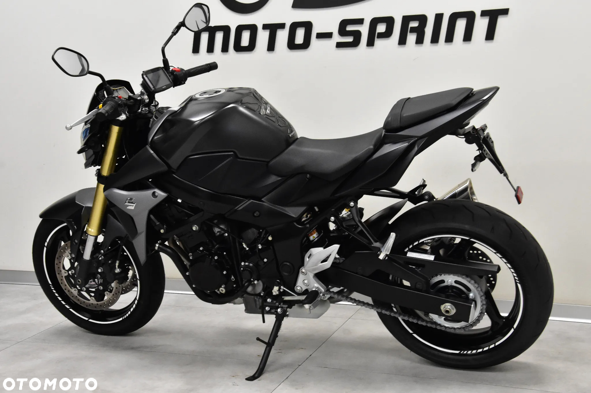 Suzuki GSR - 6