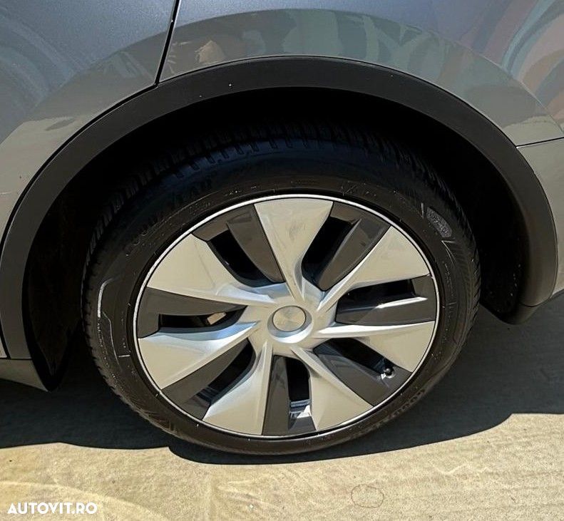 Tesla Model Y Long Range AWD - 9