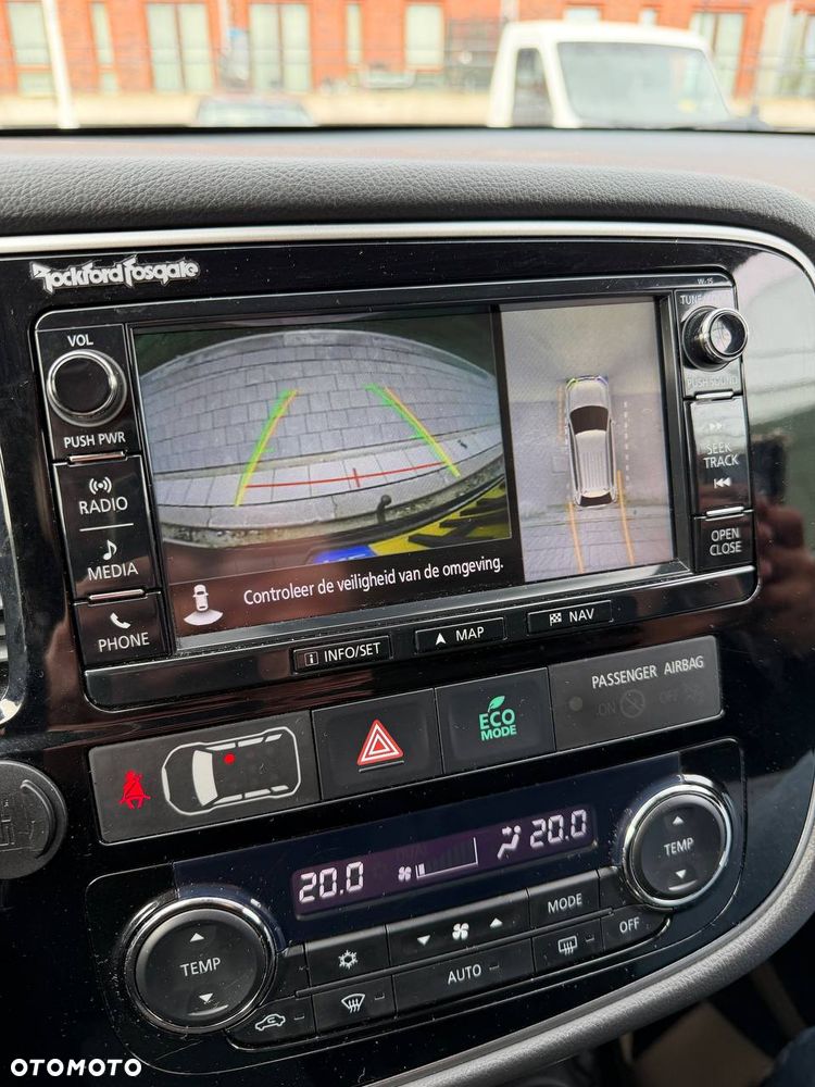 Mitsubishi Outlander Instyle NAVI + - 32