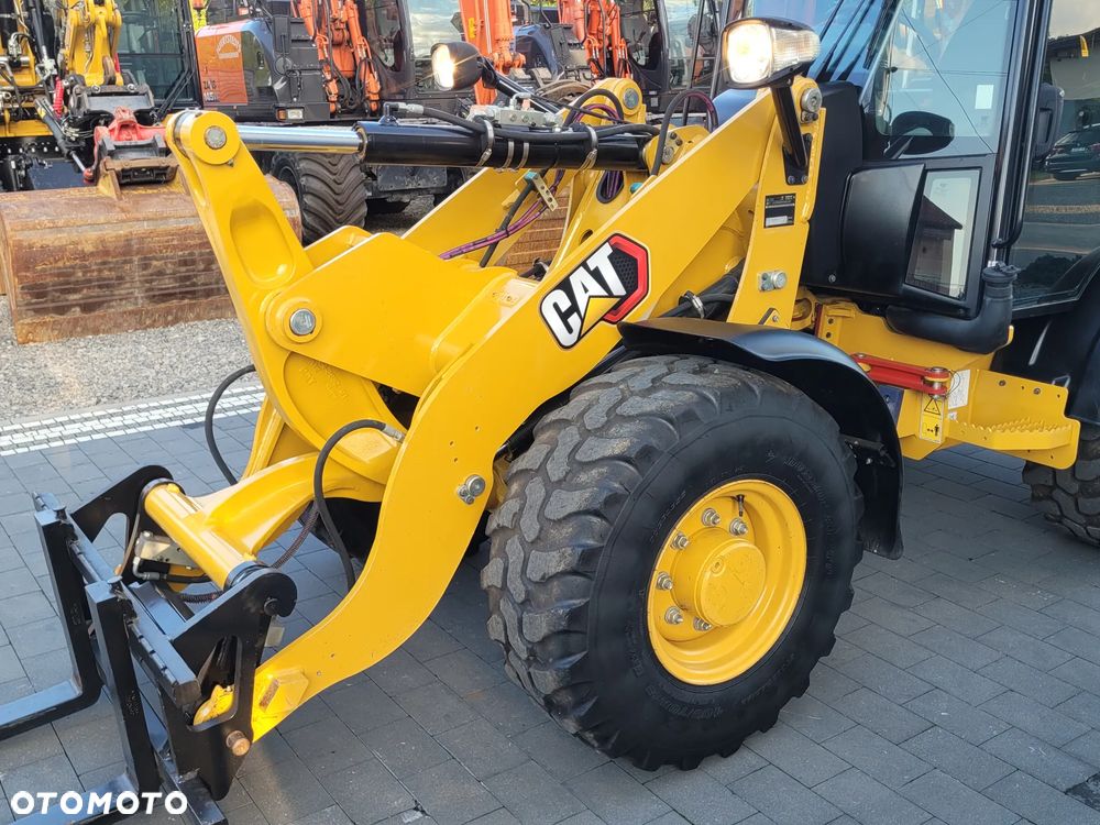 Caterpillar 906M / widły + łyżka otwierana / model 2022 r. / STAN IDEALNY / - 14