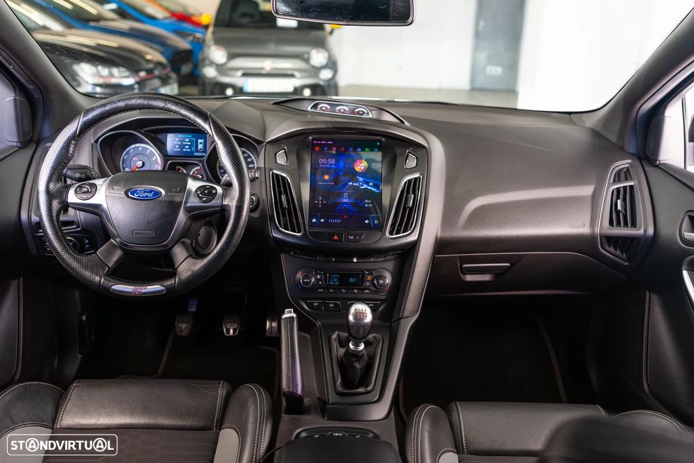 Ford Focus 2.0 EcoBoost ST c/ Pack Pele Desportiva - 12