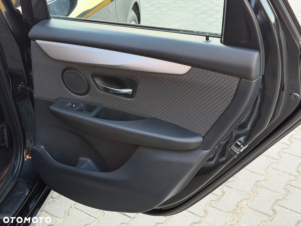 BMW Seria 2 218d - 32